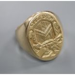 A 14kt yellow metal seal ring, engraved with ornate crest and the motto 'Carpe Diem', size R, 16.9