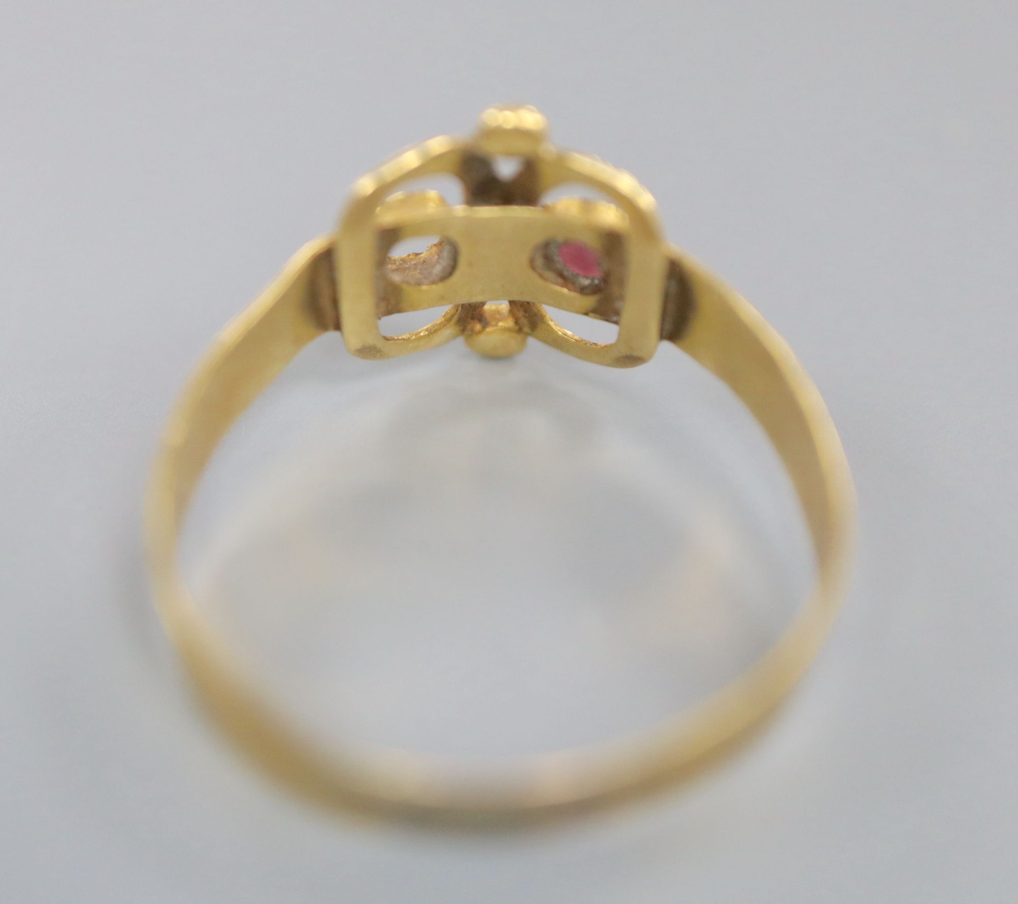 An antique reeded yellow metal and two stone set scroll ring, (stone missing and other stone - Image 3 of 3