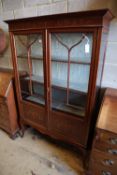 An Edwardian satinwood-inlaid mahogany display cabinet, width 121cmCONDITION: Overall in good