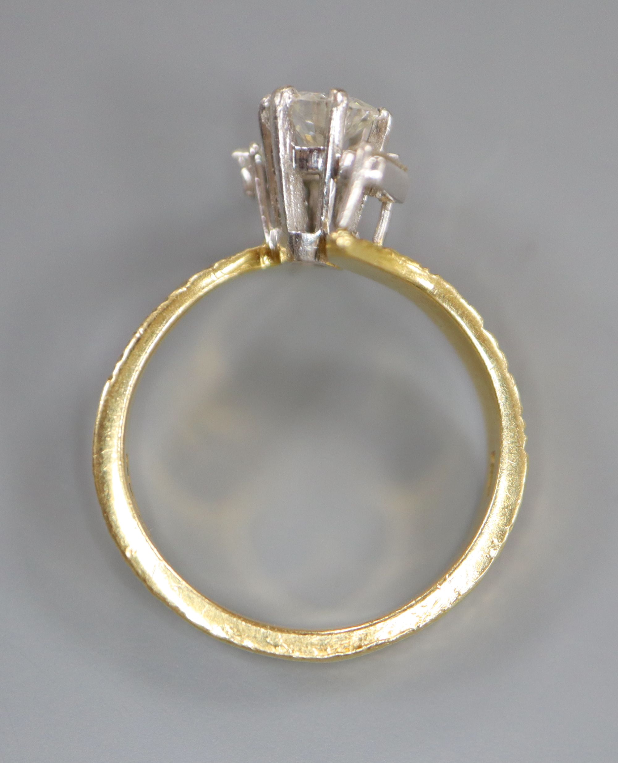 A modern textured 18ct gold and single stone diamond ring, with baguette cut diamond set - Image 3 of 3