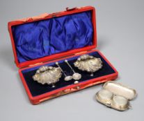 A pair of Edwardian silver shell salts and spoons and a similar twin compartment sovereign case,