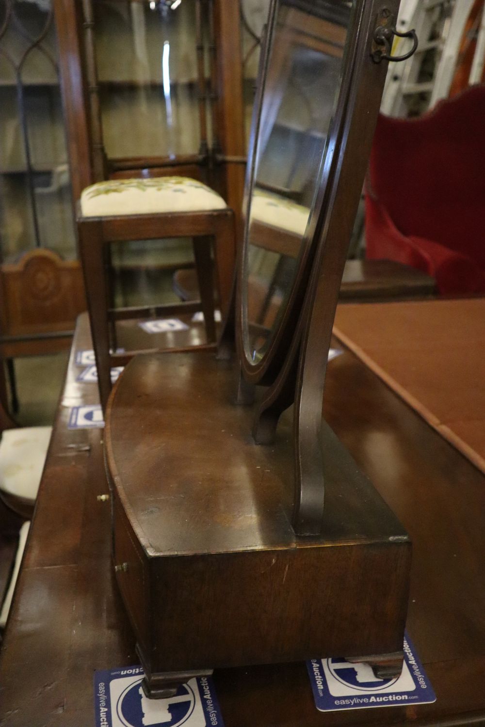 A George III mahogany toilet mirror with bow front box base, width 55cm, depth 22cm, height 72cm - Image 2 of 4