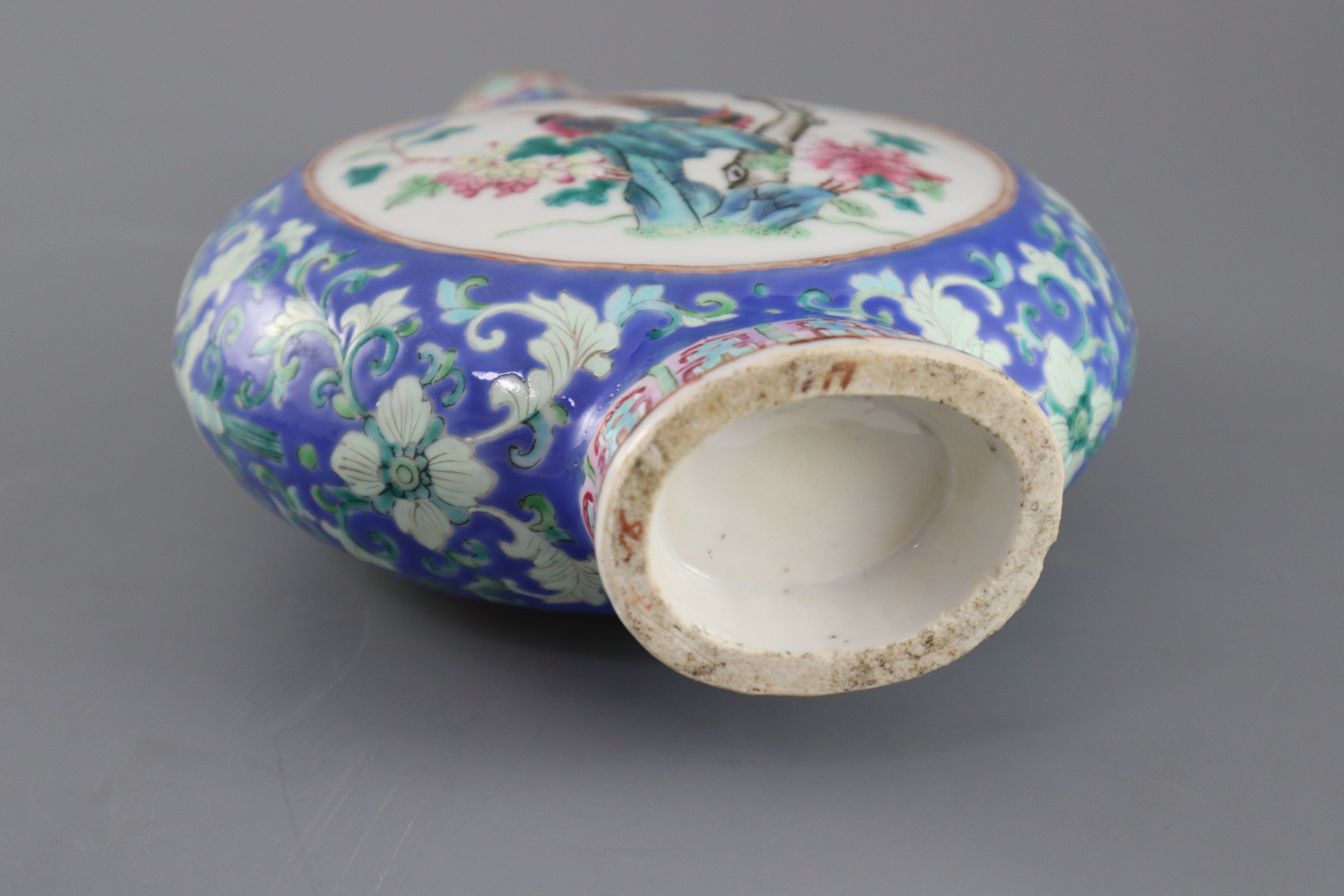 A Chinese famille rose moon flask, 19th century, 25cm highCONDITION: Minor shallow chip at neck rim, - Image 6 of 6