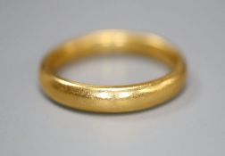 A 22ct gold wedding band, size O, 6.6g.CONDITION: Hallmarks clear.