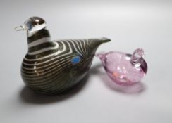 Two Scandinavian glass models of birds, largest by Oiva Toikka, Nuutajarvi, largest 19.5cmCONDITION: