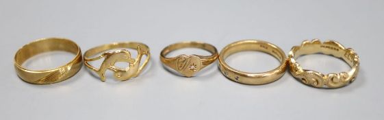 Four assorted 9ct gold rings, various, gross 9.3g and a wedding band marked 585, 2g.CONDITION: All