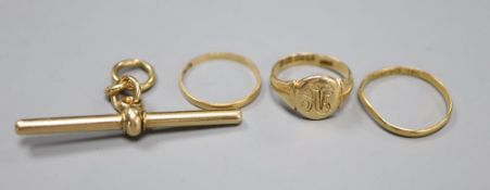 A George V 18ct gold signet ring, size J, a Victorian 18ct gold band, an 18ct gold albert T-bar