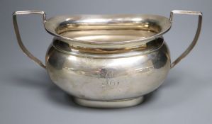 A George V silver two handled sugar bowl, Deakin & Francis, Birmingham, 1921, 6oz.CONDITION: