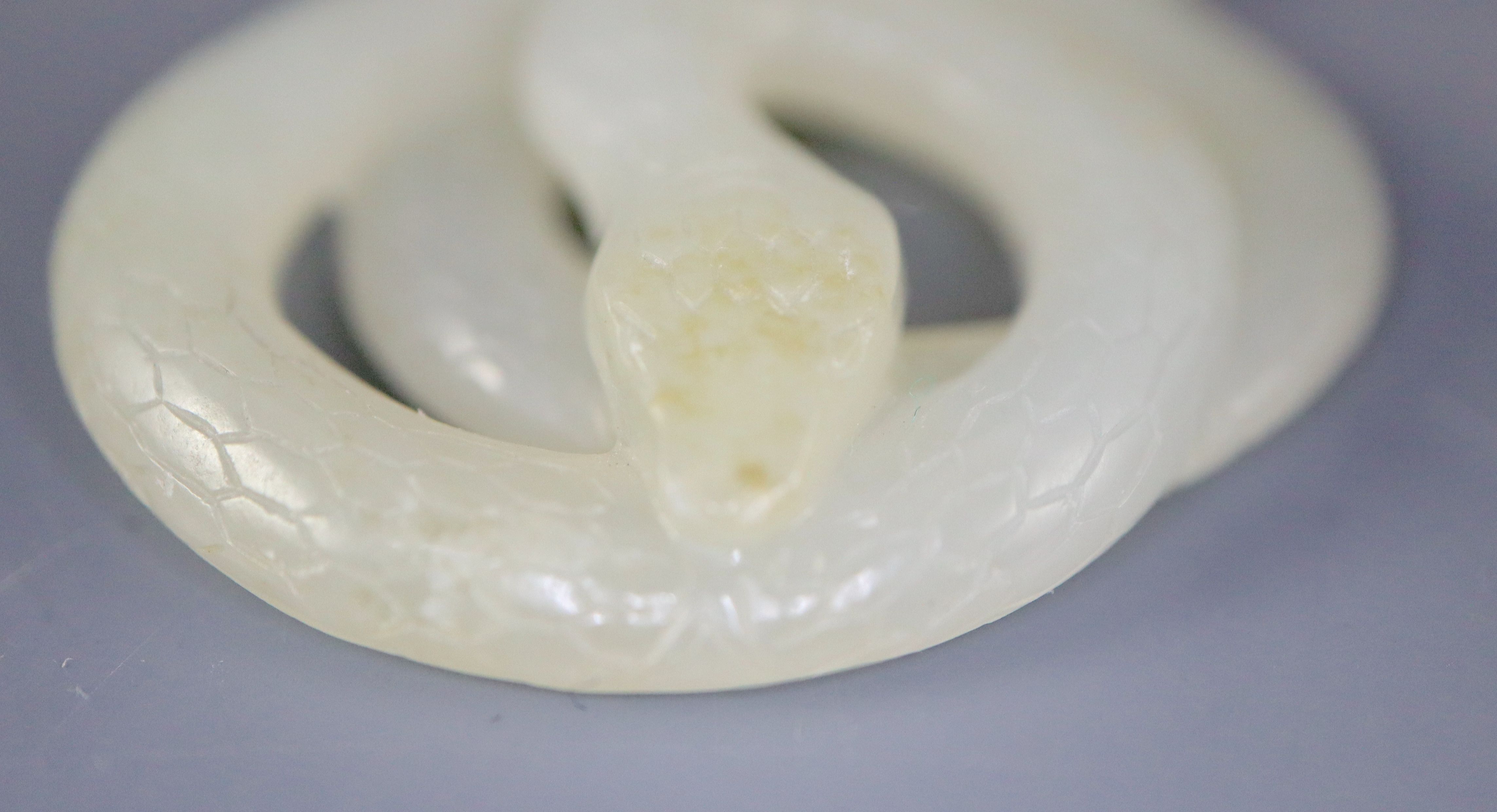 A Chinese pale celadon jade carving of a snake, 5.7cm - Image 2 of 3