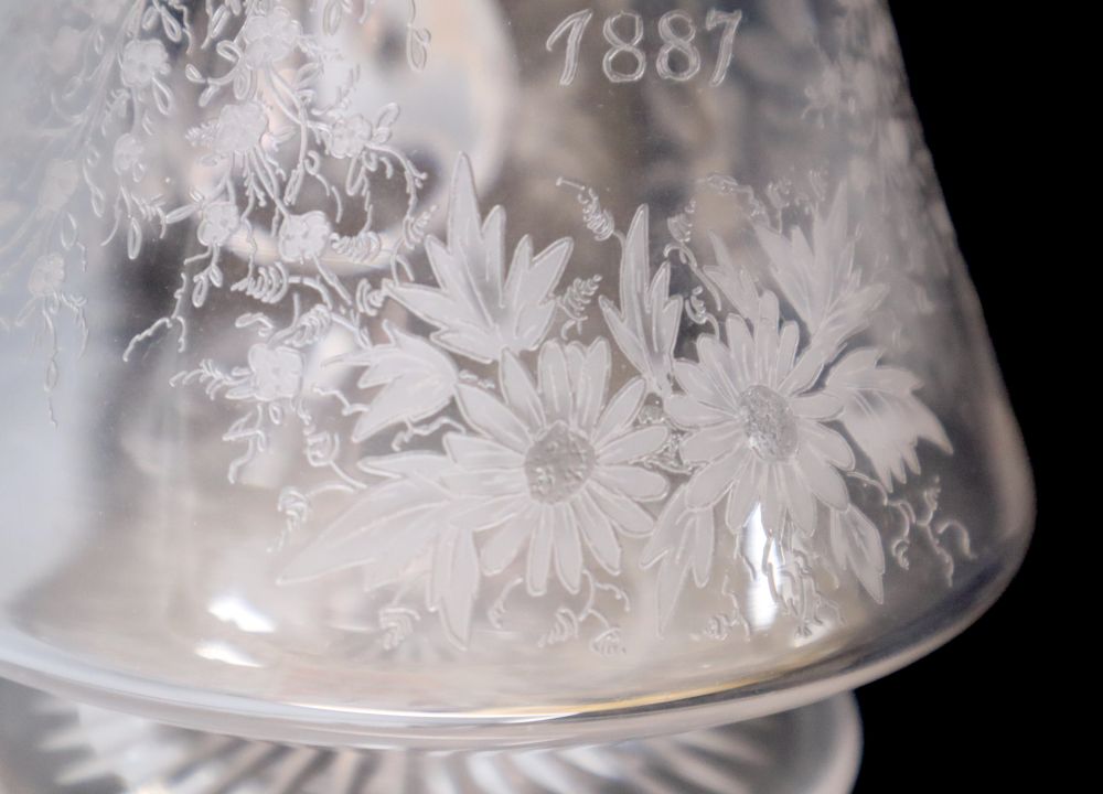 A Victorian 'E. Oakes 1887' etched commemorative jug, with red trailing to the neck, 16.5cm - Image 5 of 5