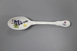 A Meissen spoon, c.1750, painted with Deutsche Blumen, unmarked, 13.5cmCONDITION: Good condition.