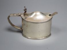 An Edwardian oval silver lidded mustard pot and matching spoon, Stokes & Ireland, Chester, 1905,