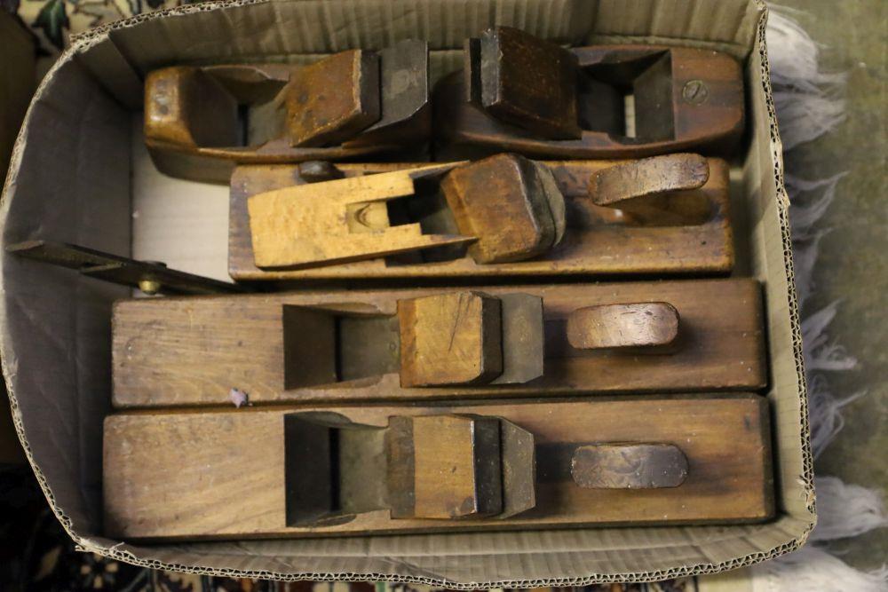 A selection of Victorian beech planes: - 22 inch tri plane- 14 inch jack planes (3)- 14 inch jack - Image 2 of 2