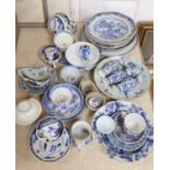 Mixed chinese blue and white ceramics, mostly damaged, for restoration