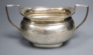 A George V silver two handled sugar bowl, Deakin & Francis, Birmingham, 1921, 6oz.CONDITION: