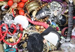 A quantity of costume jewellery