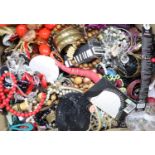 A quantity of costume jewellery