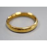 A 22ct gold wedding band, size O, 5.3 grams.