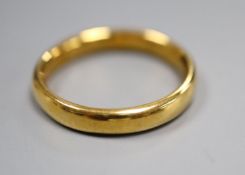 A 22ct gold wedding band, size O, 5.3 grams.