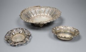 A Victorian pierced silver bonbon basket and a two later small pierced silver dishes, 8oz.