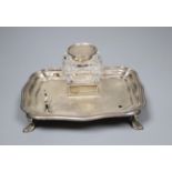 An Edwardian silver inkstand with mounted glass well and pen rest (one rest missing), William Hutton