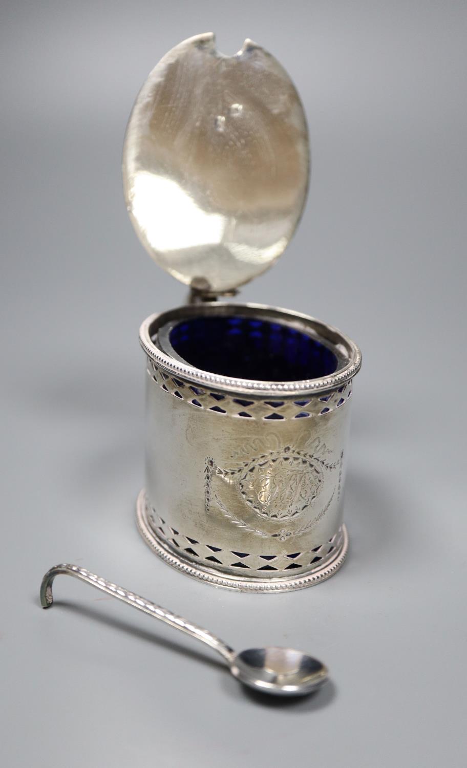 A George III pierced silver oval mustard pot, maker, W?, London, 1785, with blue glass liner and - Bild 2 aus 3