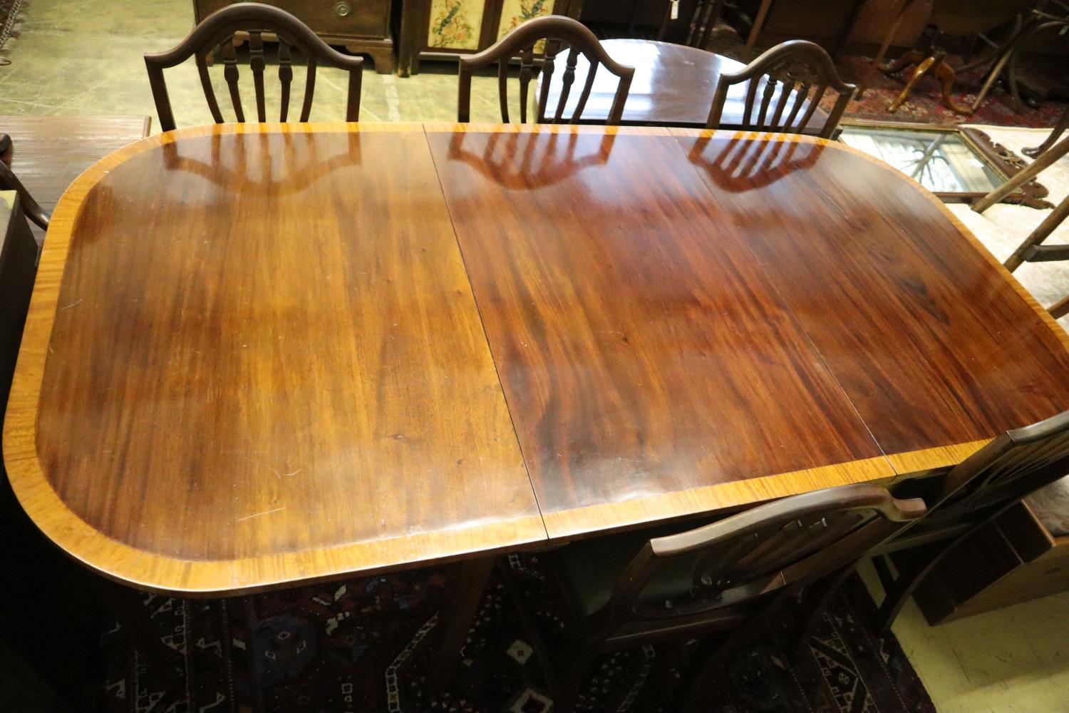 A Georgian style satinwood-banded mahogany D-end dining table with additional leaf, 195cm extended - Image 2 of 5