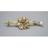 A yellow metal and graduated seed pearl set flower head bar brooch, 42mm, gross 3.3 grams.