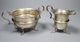 An Edwardian silver cream jug and a sugar bowl, Birmingham, 1904, 9oz