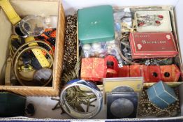 Assorted costume jewellery.