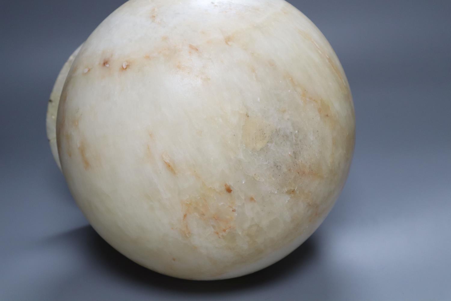 An alabaster globular vase, 26cm (a.f) - Image 3 of 3