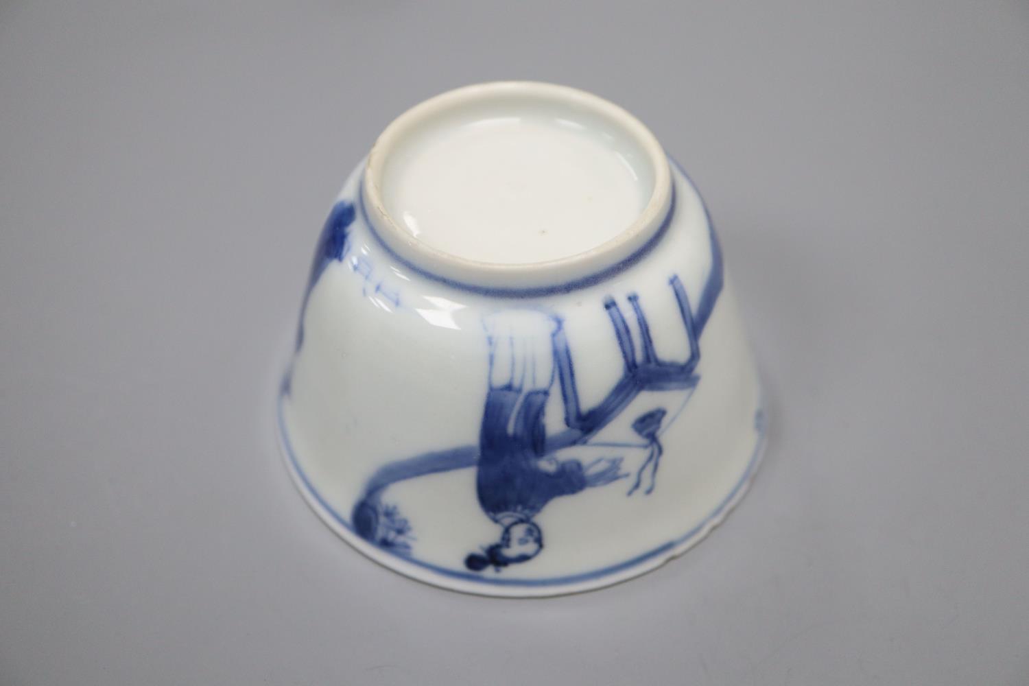 A Chinese Kangxi blue and white saucer dish and a similar tea bowl and saucer - Image 3 of 3