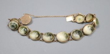 An Edwardian yellow metal and graduated shell set bracelet, 16cm, gross 12.9 grams.