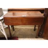A George III mahogany Pembroke table, width 88cm, depth 40cm, height 70cm