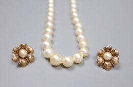 A single strand cultured pearl necklace with yellow metal clasp and a pair of 9ct gold and