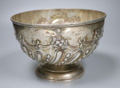 A late Victorian repousse silver rose bowl, William Hutton & Sons, London, 1899,21cm, 17.5oz.