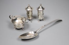 An Edwardian silver three piece condiment set with spoon, Birmingham, 1903 and a George III silver