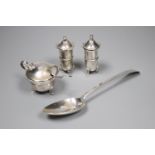 An Edwardian silver three piece condiment set with spoon, Birmingham, 1903 and a George III silver