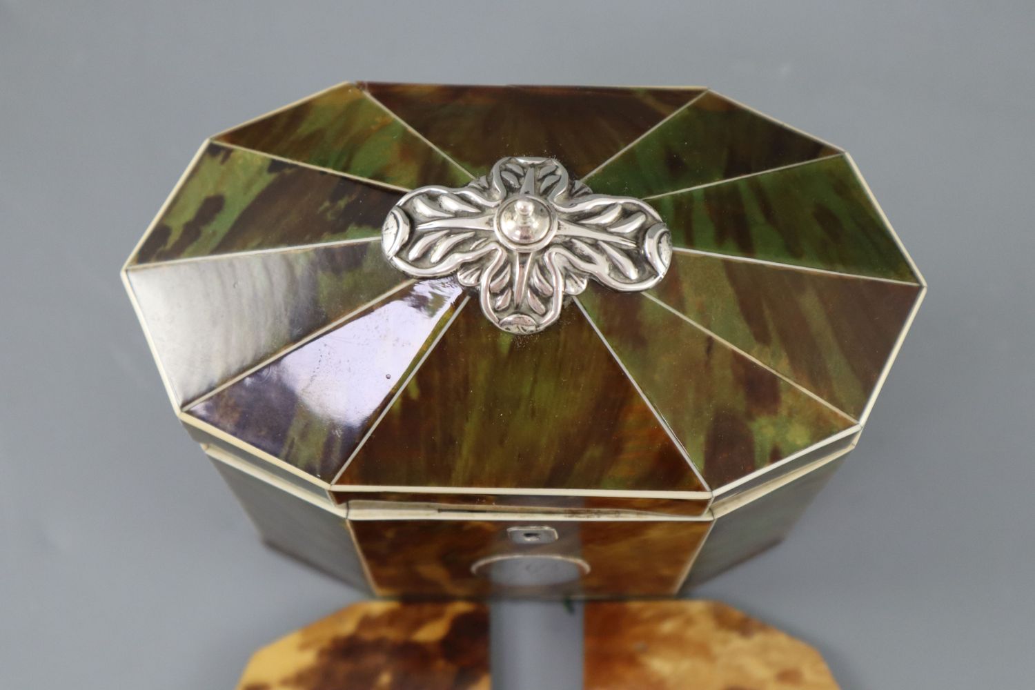 A George III silver mounted green stained tortoiseshell and ivory tea caddy, of decagonal form, with - Image 4 of 5