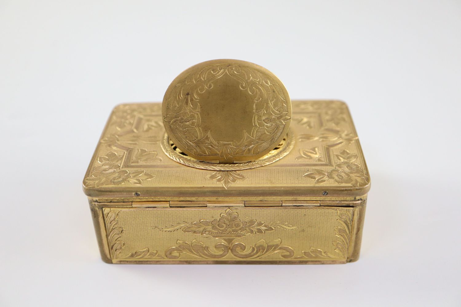 A late 19th century Swiss ormolu singing bird box, with flower and scroll engraved case, catch - Image 4 of 5