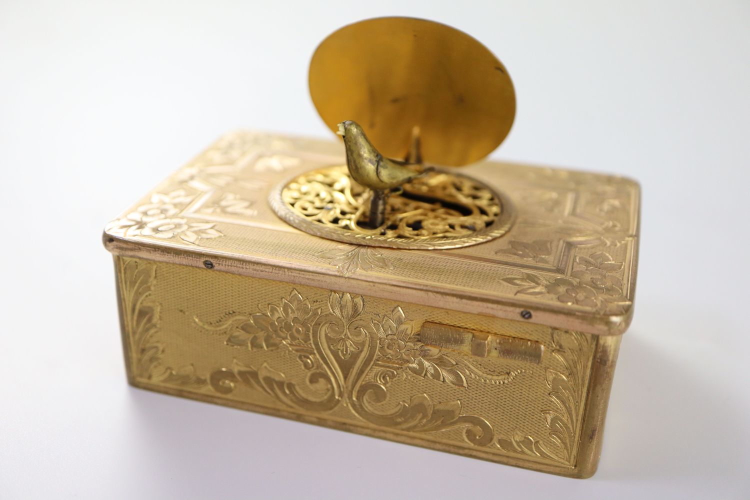 A late 19th century Swiss ormolu singing bird box, with flower and scroll engraved case, catch - Image 3 of 5