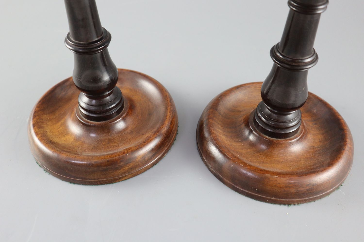 A pair of George III mahogany and ebony adjustable candle stands, with telescopic stems height 8. - Image 3 of 5