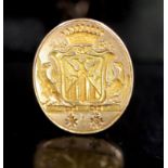 An early 19th century French 18ct gold fob seal, carved with ornate crest, indistinct maker's