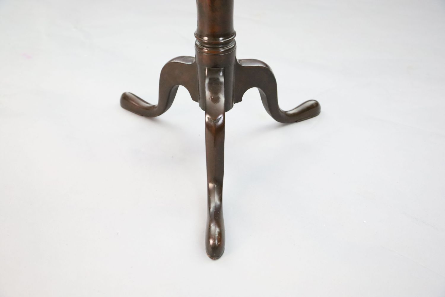 A George II yew wood tripod table with dished circular top and turned stem on a cabriole tripod - Image 3 of 3