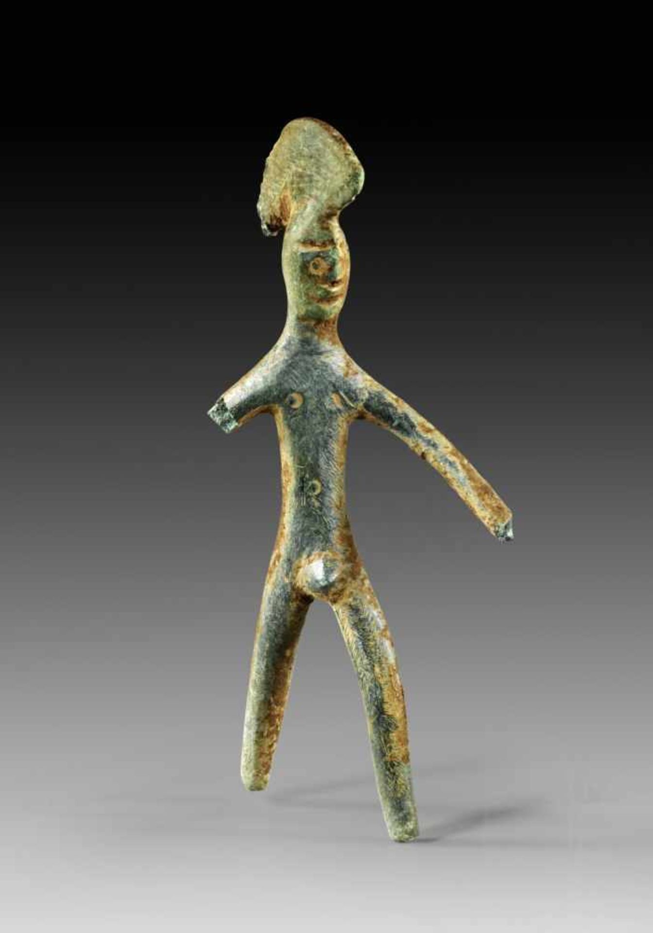 Kriegerfigur. Umbrien, ca. 5. Jh. v. Chr. L 7,5cm. Vollguss. Nackter, im Ausfallschritt stehender,