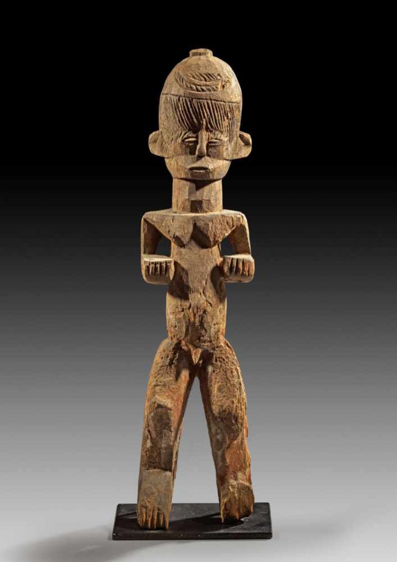 Männliche Götterfigur und bekleidete Zwillingsfigur. a) H 57,5cm. Holz. Stehende männliche