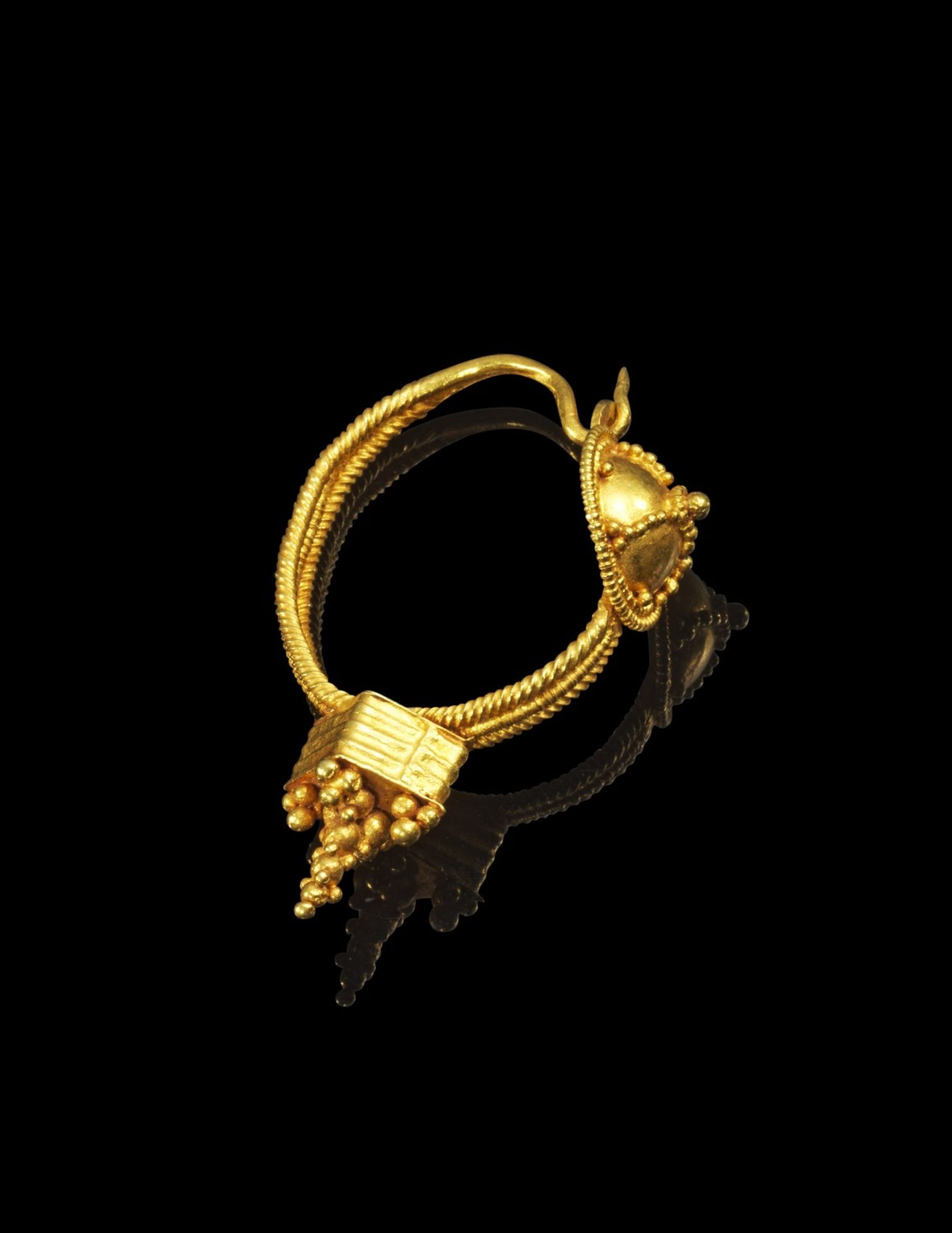 Goldener Ohrring mit Granulatdekor. Römisch, 2. Jh. n. Chr. 3,10g, ø ca. 2cm. Bügelohrring, dessen