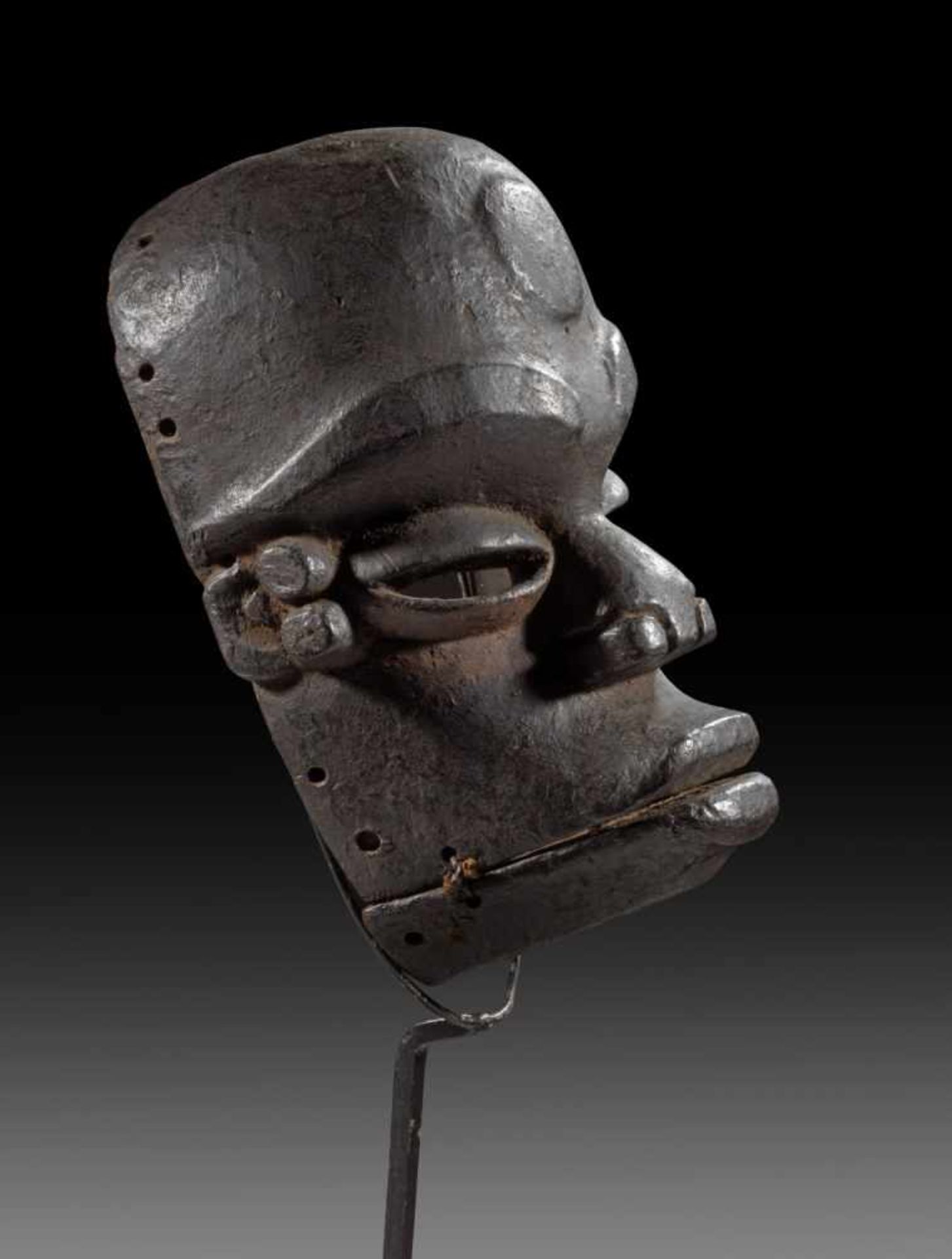 Klappkiefer-Maske 'idiok ekpo'. Nördliche Ibo, Nigeria. H 26cm. Mit prominent gestalteten - Bild 2 aus 2