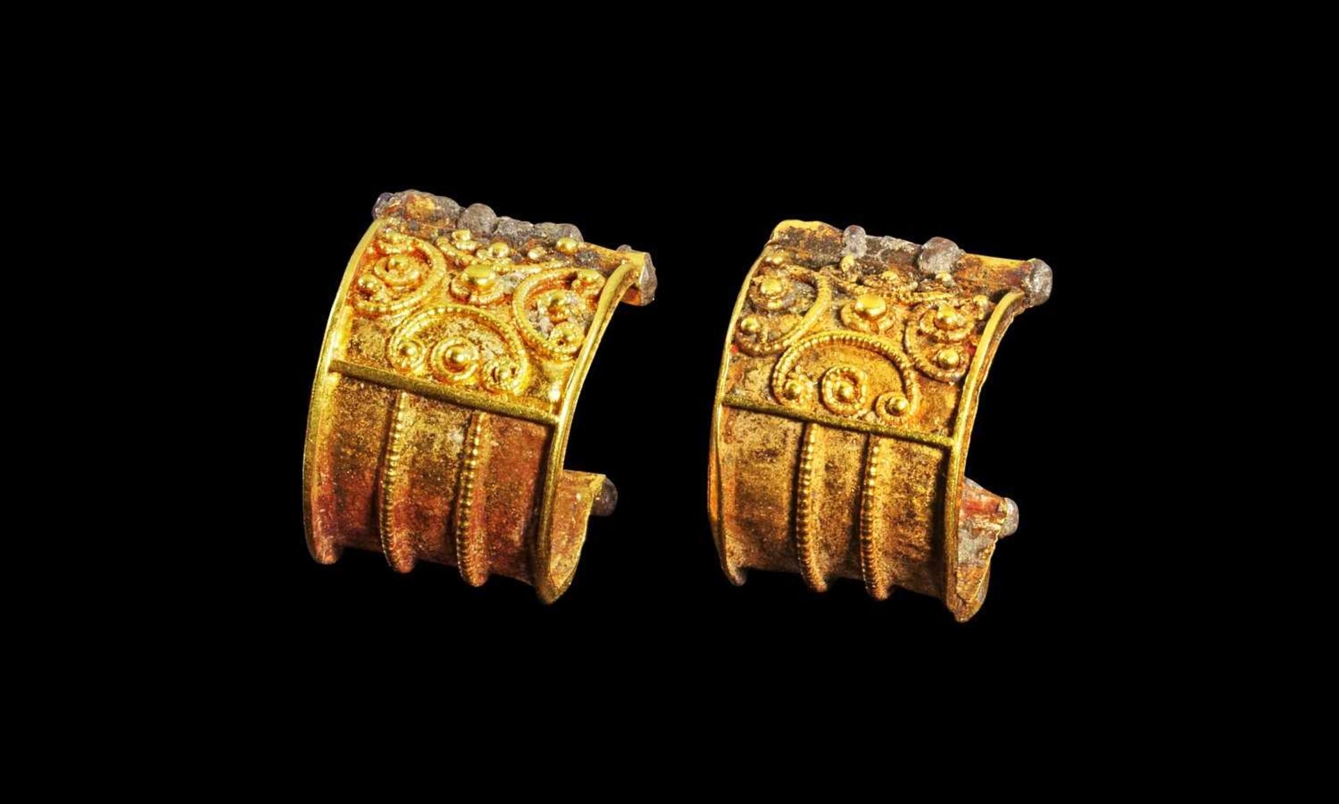 Paar goldene Körbchenohrringe. Etruskisch, 7. Jh. - 5. Jh. v. Chr. 1,45g, ø 1cm. Typ 'Bauletto'. Ein