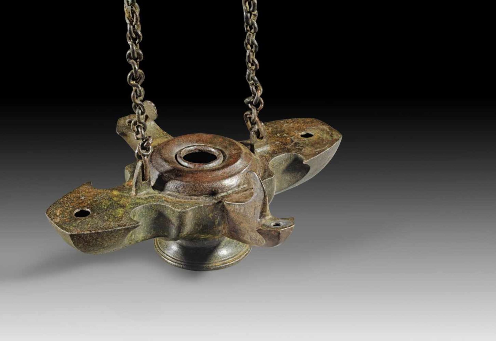 Vierschnauzige Bronzelampe. Römisch, 1. - 2. Jh. n. Chr. Lampe H 8,5cm, L 22cm, B 18,7cm, Kette L